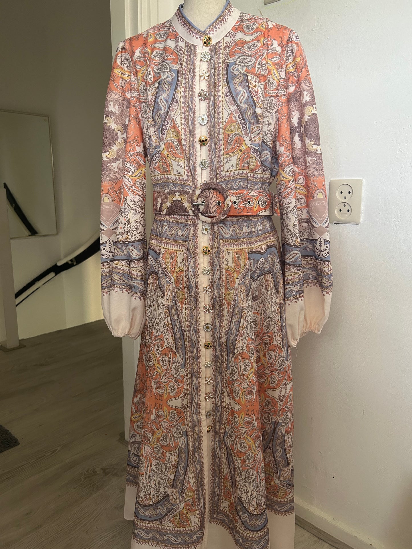 Vintage Boho Maxi Jurk met Sierknopen & Ceintuur – Paisley Print